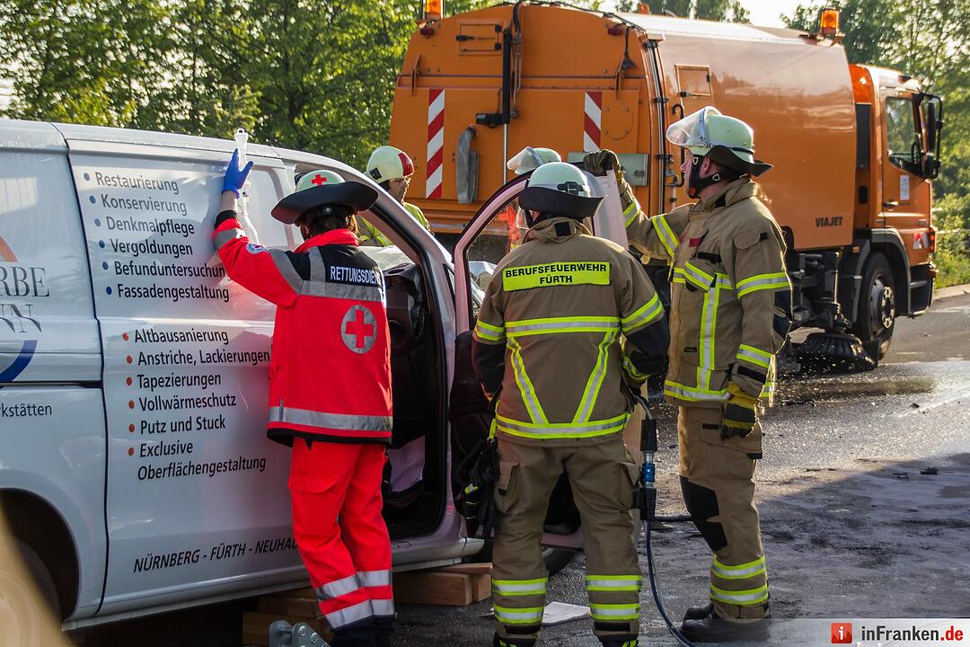Schwerer Unfall in Fürth: Kleintransporter kracht in Kehrfahrzeug