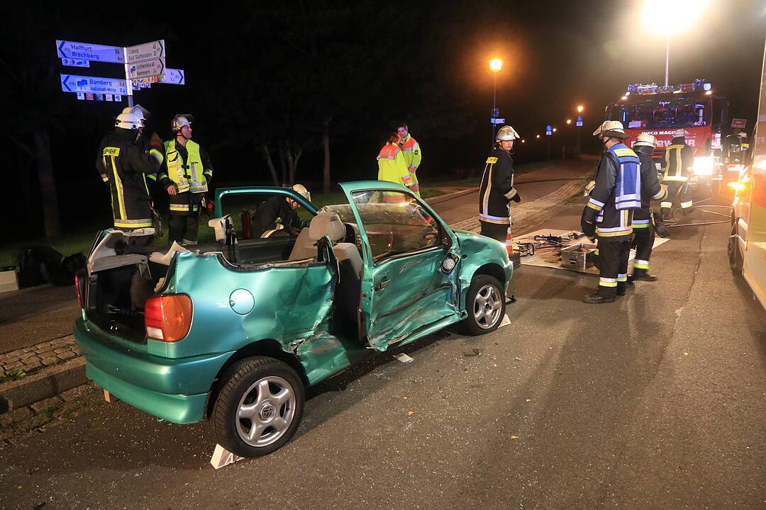 Schwerer Unfall in Hallstadt - Fahrer flieht