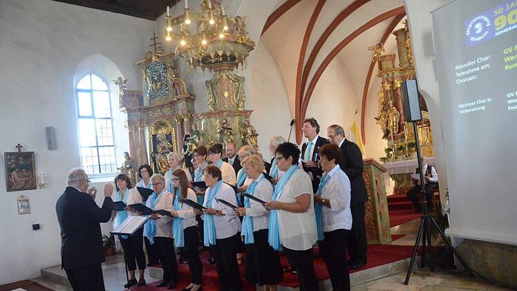 Auch der gemischte Chor des Gesangvereins "Frohsinn" aus dem Golddorf Steinbach an der Haide erreichte das Prädikat sehr gut Unter Leitung von Klaus Methfessel eröffneten die Sängerinnen und Sänger das Wertungssingen in der St. Nikolaus-Kirche.  Foto: Karl-Heinz Hofmann