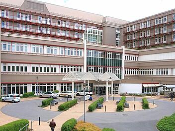 Das Rondell vorm Klinikum ist für die Besucher, sie müssten unbedingt mit dem Auto vor die Tür fahren, zu klein. Deshalb wird künftig noch mehr auf die Einhaltung der Regeln geachtet. In erster Linie geht es um NotfälleArchiv/Christoph Winter