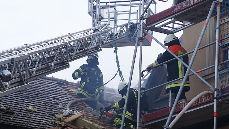 Über das Gerüst der Handwerksfirma und die Drehleiter gelangten die Feuerwehrleute zum Brandhed.Karl Holzberger