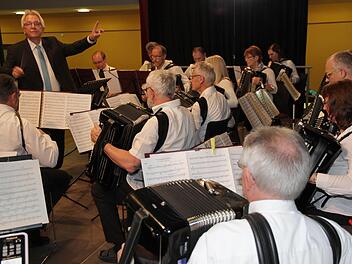 Michael Kredel (l.) leitete in der Eggerbachhalle das Orchester an.  Foto: Mathias Erlweinr