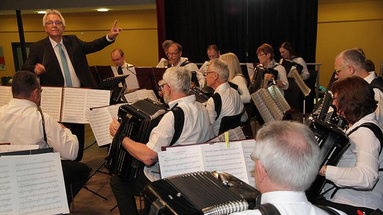 Michael Kredel (l.) leitete in der Eggerbachhalle das Orchester an.  Foto: Mathias Erlweinr