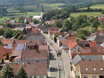 Uetzing aus der Vogelperspektive mit der Pfarrkirche im Hintergrund. Fotos: Gerd Klemenz