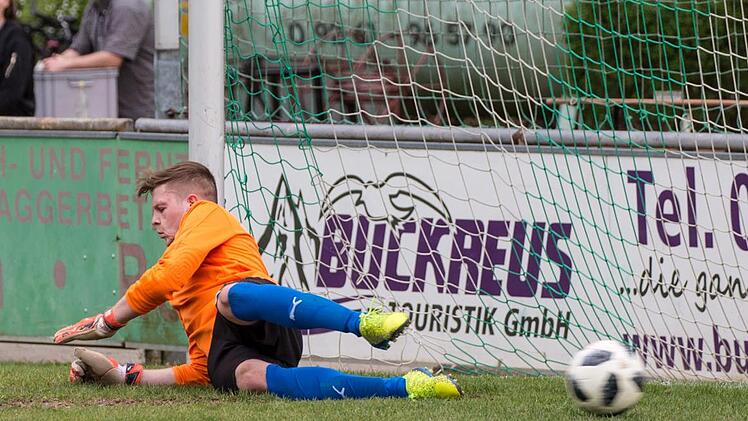 An den Elfmeter von David Daumann kommt der Herzogenauracher Keeper David Reklin nicht heran.