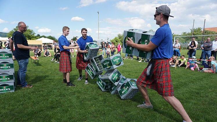 Bierkastenstapeln quer bei den Highlandgames in Langenleiten. Foto: Marion Eckert