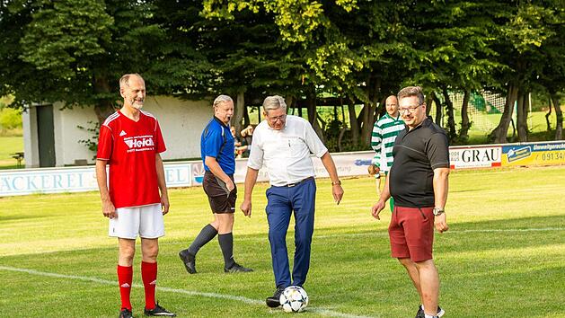 Beim Bild zum Anstoß sind dabei Zweiter Bürgermeister  Martin Mehl,  Bürgermeister Heinz Richter und der katholische Pfarrer Joachim Cibura. Foto: Martin Walz