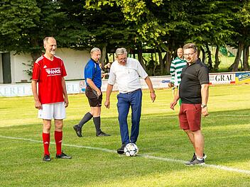 Beim Bild zum Anstoß sind dabei Zweiter Bürgermeister  Martin Mehl,  Bürgermeister Heinz Richter und der katholische Pfarrer Joachim Cibura. Foto: Martin Walz