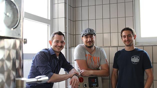 Johannes H&auml;fer, Heiko K&ouml;nig und Max H&auml;fer in der Braumanufaktur H&auml;ferbr&auml;u in Kronach. Foto: Anna-lena Deuerling