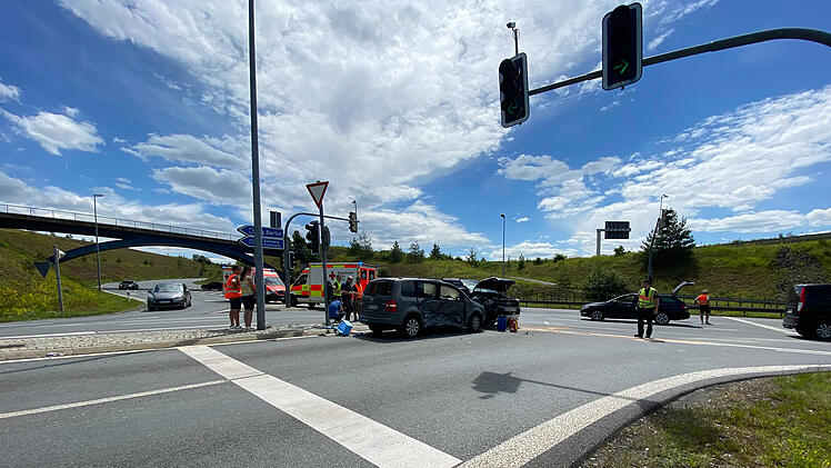 Fahrzeuge kollidieren an Autobahnauffahrt