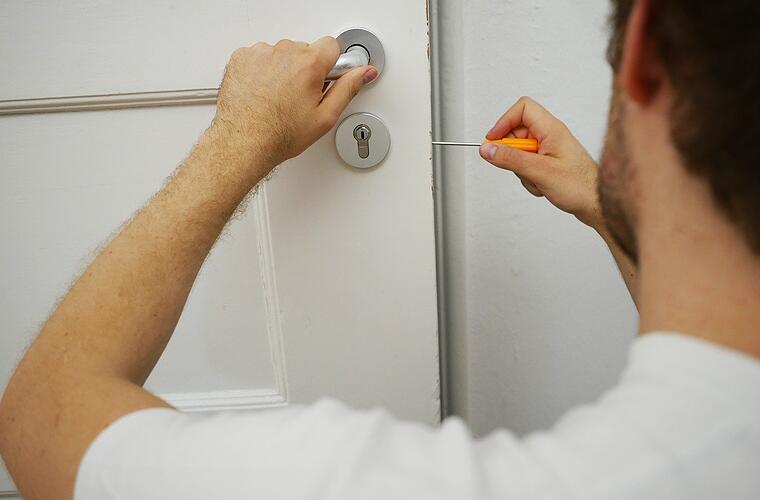 Rödental: Erneut Sekundenkleber in Türschloss gefüllt - Polizei sucht nach Zeugen