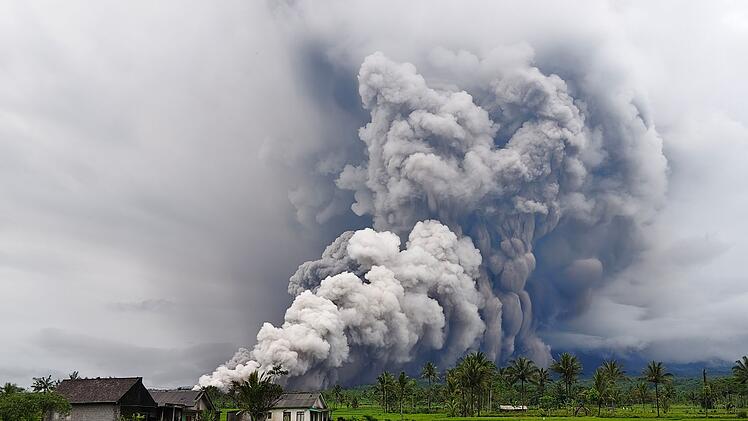 Vulkan Semeru in Indonesien spuckt Aschesäule