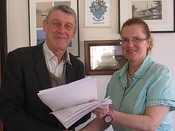 Vera Haydu übergibt 528 Unterschriften an Jürgen Pfister. Foto: privat