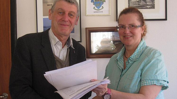 Vera Haydu übergibt 528 Unterschriften an Jürgen Pfister. Foto: privat