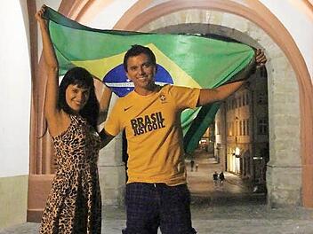 Olívia Barros de Freitas und Alixandre Thiago Ferreira Santana hoffen vor allem, dass sich die Zustände in Brasilien verbessern. Sie leben zur Zeit in Bamberg.  Fotos: Sebastian Martin