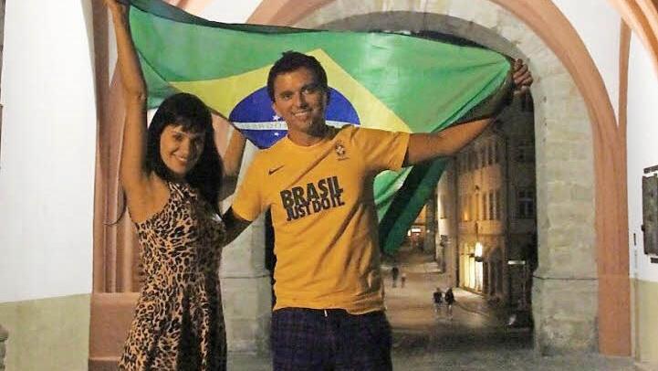 Olívia Barros de Freitas und Alixandre Thiago Ferreira Santana hoffen vor allem, dass sich die Zustände in Brasilien verbessern. Sie leben zur Zeit in Bamberg.  Fotos: Sebastian Martin