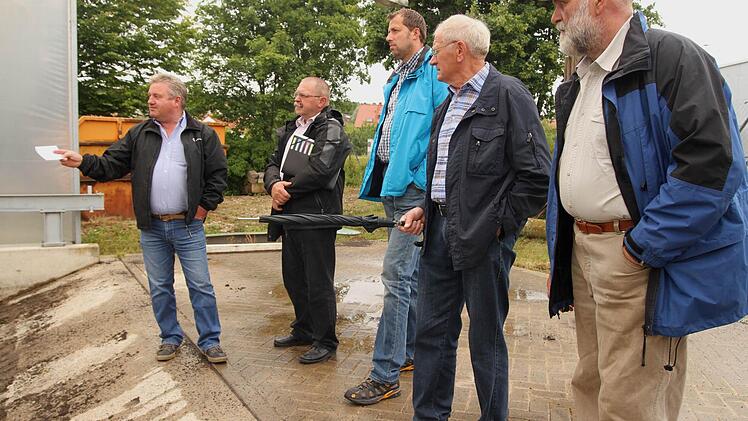 Zufrieden mit der Klärschlammtrockung zeigte sich der Bauausschuss, von links Bürgermeister Alfons Hartlieb und die Mitglieder Hilmar Folger, Udo Busch, Adrian Pflaum und Siegfried Wilhelm.