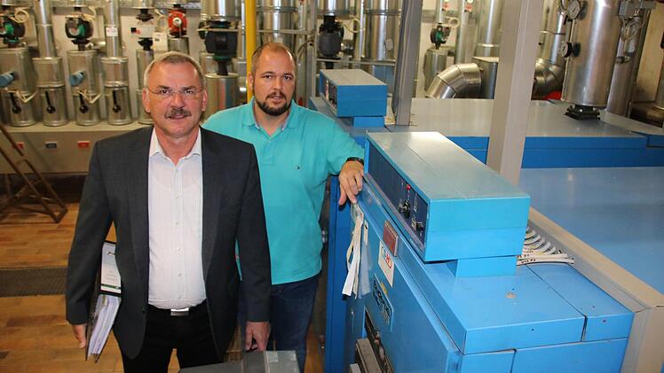 Wolfgang Reith von der Bauverwaltung und Christian Gessner vom Gebäudemanagement planen die energetische Sanierung des Landratsamt-Hauptgebäudes. Foto: Ralf Ruppert