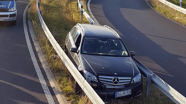 Dieser Autofahrer ben&ouml;tige die Hilfe von Polizei und Feuerwehr um sich aus einer "festgefahrenen" Situation zu befreien. Foto: Feuerwehr D&uuml;sseldorf
