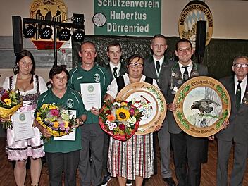 Die neuen Majestäten bei den Hubertusschützen in Dürrenried sind (von links): Dritte Liesel Kerstin Deschner, Zweite Liesel Erika Schramm, Erster Ritter Markus Schramm, Zweiter Jugendritter Johannes Seifert, Schützenliesel Anja Deschner, Erster Jugendritter Andreas Bätz, Schützenkönig Martin Schramm und 1. Vorsitzender Manfred Schramm. Jungschützenkönigin Ines Wohlmacher fehlt auf dem Foto.  Fotos: Helmut Will