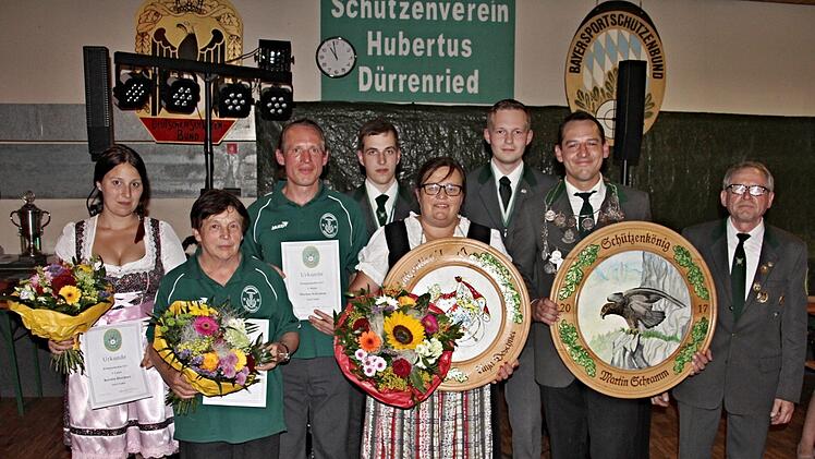 Die neuen Majestäten bei den Hubertusschützen in Dürrenried sind (von links): Dritte Liesel Kerstin Deschner, Zweite Liesel Erika Schramm, Erster Ritter Markus Schramm, Zweiter Jugendritter Johannes Seifert, Schützenliesel Anja Deschner, Erster Jugendritter Andreas Bätz, Schützenkönig Martin Schramm und 1. Vorsitzender Manfred Schramm. Jungschützenkönigin Ines Wohlmacher fehlt auf dem Foto.  Fotos: Helmut Will