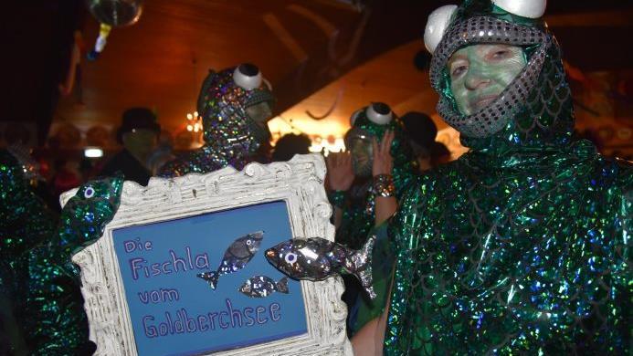 Selbst geschneidert waren die schillernden Kostüme der "Fischla vom Goldberchsee". Foto: Gabi Arnold