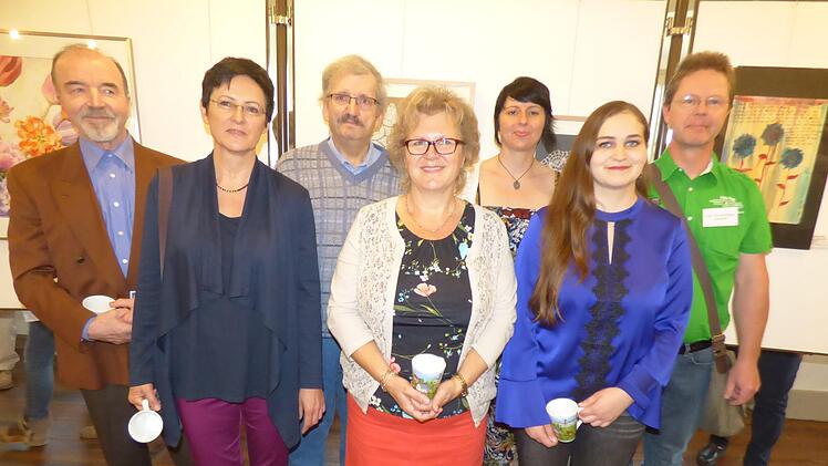 Die sieben verborgenen Talente und Nachwuchskünstler beziehungsweise  Aussteller (v. l.):  Alexander Hoffmann (Mistelgau), Marion Meixner  (Forchheim), Ulrich Sigmund (Schlammersdorf), Gerlinde Nagengast (Eggolsheim), Yvonne Krauß (Forchheim), Steffi Weiß (Mistelgau) und Axel Weisenberger (Werneck) während der Eröffnung der Kunstausstellung in der Burggalerie Waischenfeld Foto: Thomas Weichert