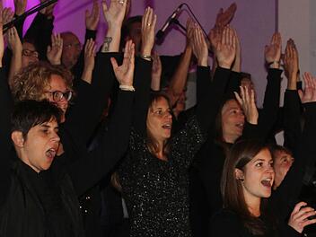 Bei traditionellen Ohrw&uuml;rmern wie "Oh happy Day", "I will follow him" oder "Go down Moses" kam Bewegung ins Spiel.Sonny Adam