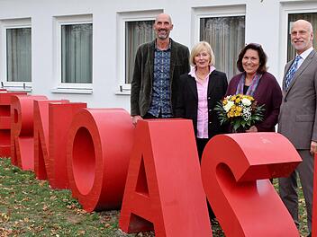 An der Lernoase Sinnbergschule: Oberbürgermeister Kay Blankenburg (von rechts) mit der neuen Konrektorin Sabine Oschmann-Hockgeiger, Schulamtsdirektorin Cornelia Krodel und Rektor Karl-Heinz Deublein. Foto: Werner Vogel