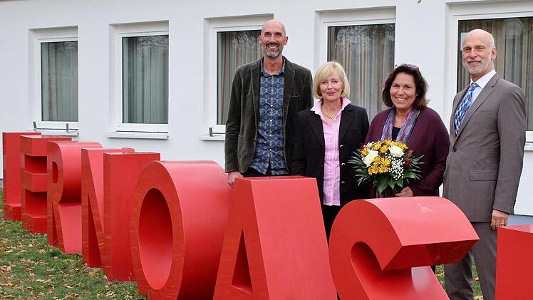 An der Lernoase Sinnbergschule: Oberbürgermeister Kay Blankenburg (von rechts) mit der neuen Konrektorin Sabine Oschmann-Hockgeiger, Schulamtsdirektorin Cornelia Krodel und Rektor Karl-Heinz Deublein. Foto: Werner Vogel