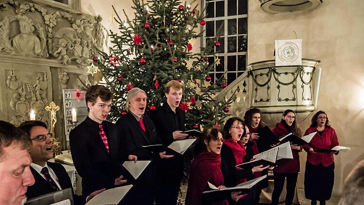 Stimmungsvoll: Ein Projektchor mit Sängern aus der Region Coburg, aus Thüringen, Sachsen und Sachsen-Anhalt gestaltete ein Konzert in Niederfüllbach.Foto: Jochen Berger