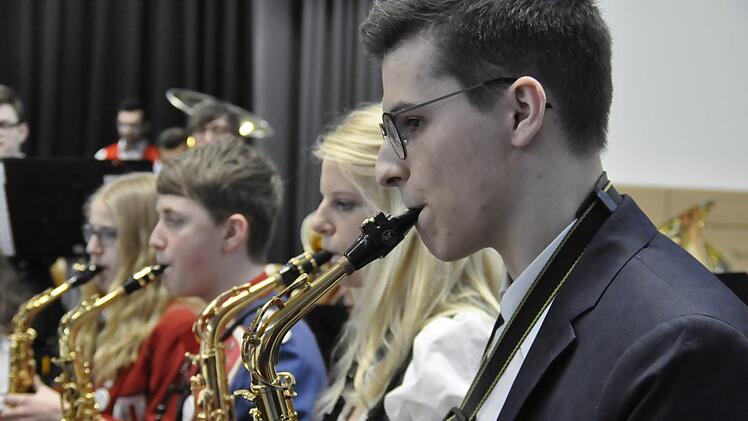 Mit einem mitreißenden Konzert begeisterten 71 Musiker des KJBO aus 31 Musikvereinen  die Zuhörer. Foto: Peter Klopf