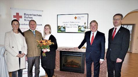 Hausbesitzerin Andrea Geyer, OB Henry Schramm, Luisa Streng, BRK-Kreisvorsitzender Landrat Klaus Peter Söllner und BRK-Kreisgeschäftsführer Jürgen Dippold (von links) in den neuen Räumen