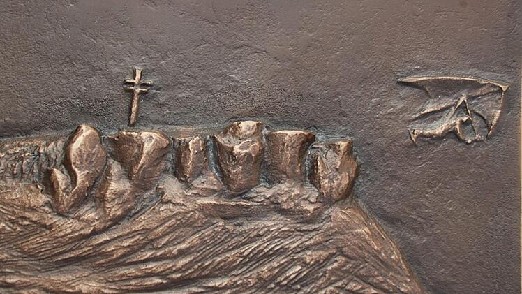 Dieses Detail der Bronzeplatte, die von der Staffelsteiner Steinmetzfirma Kerner an der Stele des Scheffel-Denkmals angebracht wird, zeigt den Staffelberg. Foto: Matthias Einwag