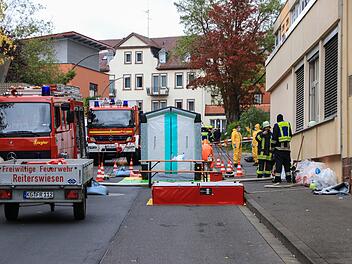 Chlorgas in Rehaklinik freigesetzt: Zehn Personen verletzt, über 100 Personen evakuiert.