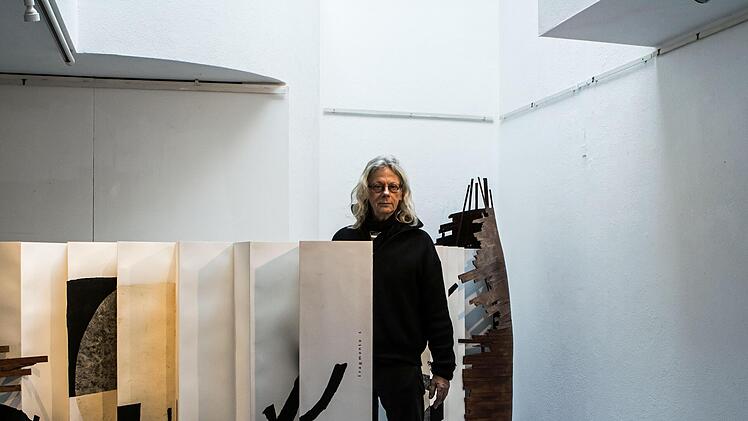 Eberhard Müller-Fries neben einer Buchinstallation, die er gemeinsam mit Anja Harms gestaltet hat.Foto: Jochen Berger