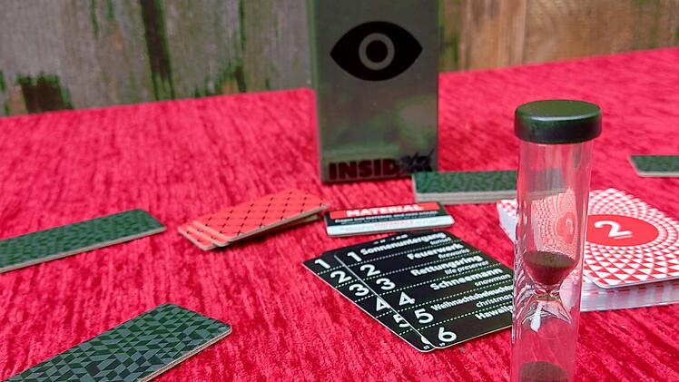 Spiele-Test "Insider Black": Originelle Party-Wortfindespiel von Oink Games