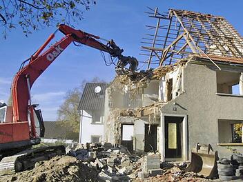 2011  hat der Markt das Schöberlein-Anwesen abreißen  lassen. Dort  sollte ein  Dorfplatz  entstehen.