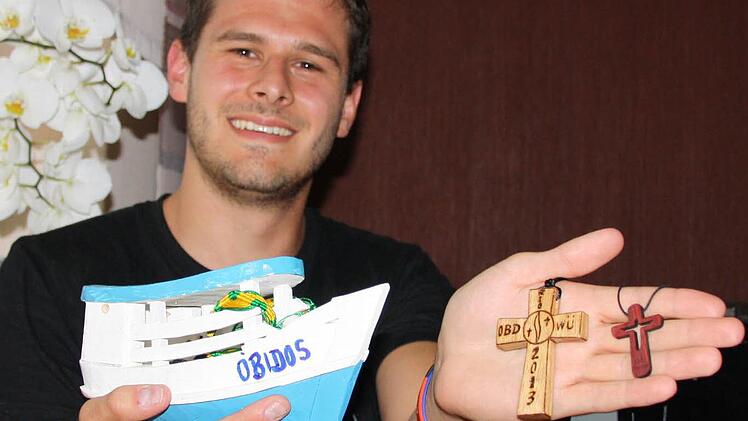 Peter Kaiser und seine Mitbringsel: ein Boot aus Óbidos sowie die Weltjugendtagskreuze aus dem Partnerbistum und aus Rio. Foto: Ralf Ruppert