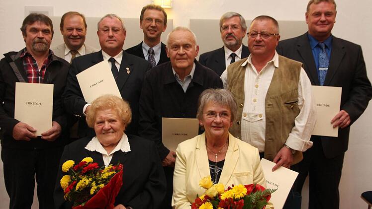 Alle geehrten Bürgerinnen und Bürger mit Landrat Glauber
