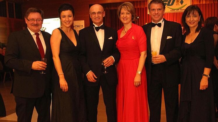 In guter Stimmung die "politische Prominenz" mit Staatssekretär Gerhard Eck, Staatssekretärin Dorothee Bär, Wilhelm Schneider, MdB Anja Weisgerber, MdL Steffen Vogel und der Kandidatin für das Europaparlament Barbara Becker (von links).