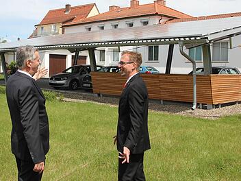 Vorstandsvorsitzender Klaus-Jürgen Scherr (links) und Gebietsdirektor Markus Lieb freuen sich, dass mit der Photovoltaikanlage auf dem Carport der gesamte Strom der Geschäftsstelle Küps produziert wird. Foto: Friedwald Schedel