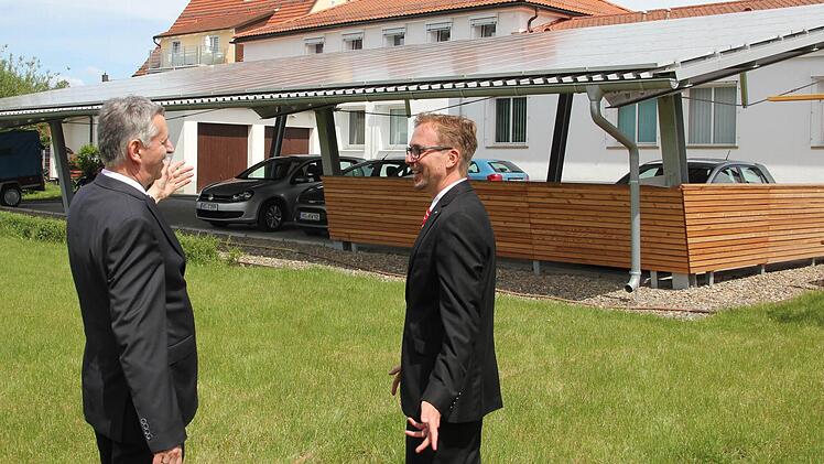 Vorstandsvorsitzender Klaus-Jürgen Scherr (links) und Gebietsdirektor Markus Lieb freuen sich, dass mit der Photovoltaikanlage auf dem Carport der gesamte Strom der Geschäftsstelle Küps produziert wird. Foto: Friedwald Schedel