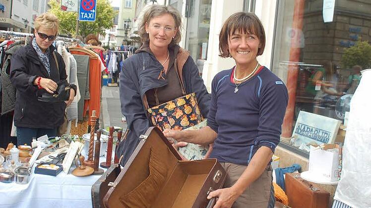Leidenschaftliche Flohmarktfreunde seit vielen Jahren sind Christine Heß und Sabine Renner.
