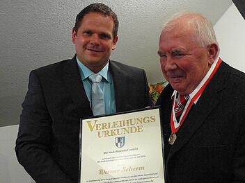 Dritter Bürgermeister Rainer Machgt (links) dekorierte Werner Scherm mit der Goldenen Bürgermedaille der Marktgemeinde Kasendorf.