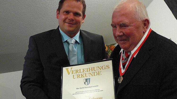 Dritter Bürgermeister Rainer Machgt (links) dekorierte Werner Scherm mit der Goldenen Bürgermedaille der Marktgemeinde Kasendorf.