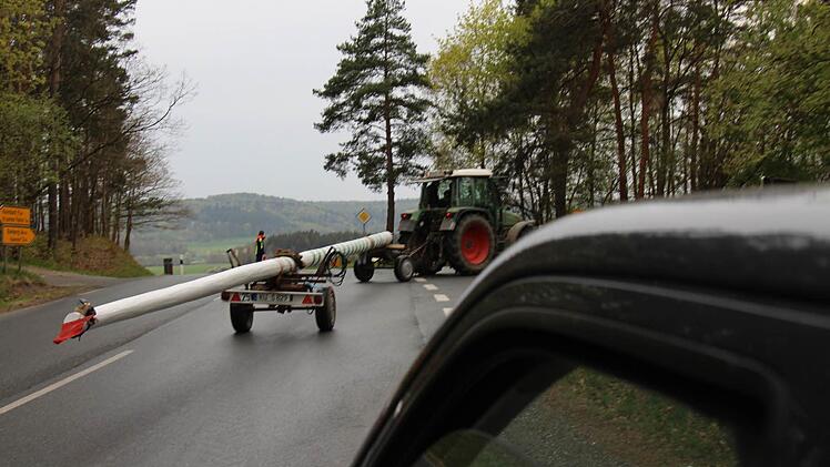 Der Maibaum wurde absolut vorschriftsmäßig abtransportiert - und wieder angeliefert.