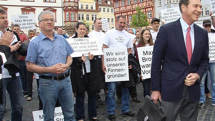 Michael Stoschek, Vorsitzender der Brose-Gesellschafterversammlung mit Brose-Mitarbeitern. Die versammelten sich gestern auf dem Marktplatz, um für die Umbenennung der Von-Schultes-Straße zu demonstrieren. Angemeldet hatte die Kundgebung der Betriebsratsvorsitzende Jürgen Müller. Foto: Helke Renner