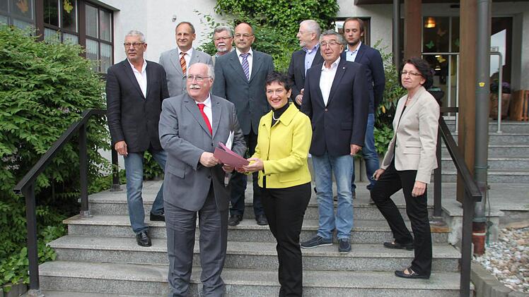 Übergabe des Bewilligungsbescheids im Beisein der Kulmbacher Awo-Spitze und des Architekten. Foto: Stephan Tiroch