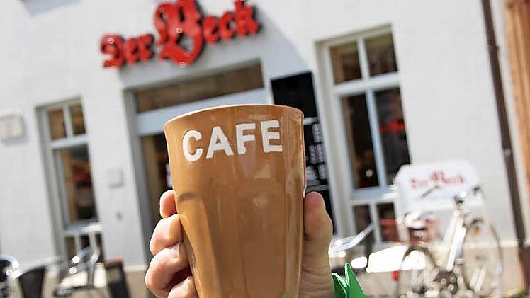 Zum Bäcker die eigene Tasse mitbringen? Bisher hat sich dieser Trend in Höchstadt noch nicht wirklich durchgesetzt.  Foto: Sabine Memmel